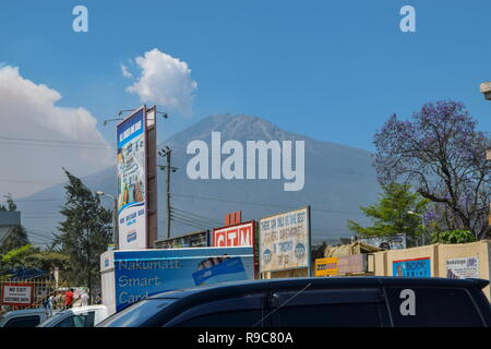 Stadt Arusha vor dem Hintergrund des Mount Meru, Tansania Stockfoto