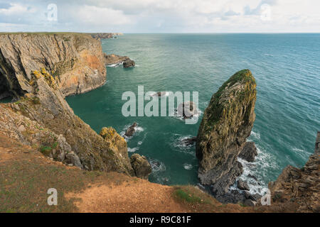 Stapel Felsen auf der Pembrokeshire Coast, in der Nähe von Castlemartin. Stockfoto