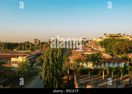 Stadt Moshi vor dem Hintergrund des Kilimanjaro, Tansania Stockfoto