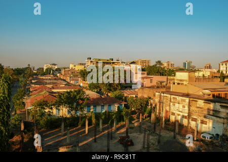 Stadt Moshi vor dem Hintergrund des Kilimanjaro, Tansania Stockfoto