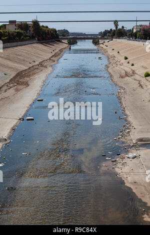 Große Mengen an Abfall und Kunststoff verweigern sammeln in Ballona Creek nach dem ersten großen Regen Sturm der Saison. Ballona Creek. Einmal einen mäandrierenden Bach, Stockfoto