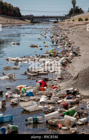 Große Mengen an Abfall und Kunststoff verweigern sammeln in Ballona Creek nach dem ersten großen Regen Sturm der Saison. Ballona Creek. Einmal einen mäandrierenden Bach, Stockfoto