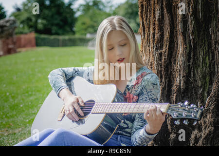 Straßenmusik im Park Stockfoto