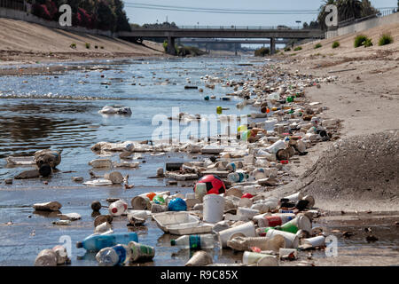 Große Mengen an Abfall und Kunststoff verweigern sammeln in Ballona Creek nach dem ersten großen Regen Sturm der Saison. Ballona Creek. Einmal einen mäandrierenden Bach, Stockfoto