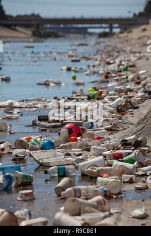 Große Mengen an Abfall und Kunststoff verweigern sammeln in Ballona Creek nach dem ersten großen Regen Sturm der Saison. Ballona Creek. Einmal einen mäandrierenden Bach, Stockfoto