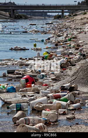 Große Mengen an Abfall und Kunststoff verweigern sammeln in Ballona Creek nach dem ersten großen Regen Sturm der Saison. Ballona Creek. Einmal einen mäandrierenden Bach, Stockfoto