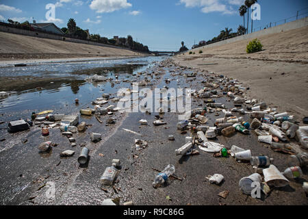 Große Mengen an Abfall und Kunststoff verweigern sammeln in Ballona Creek nach dem ersten großen Regen Sturm der Saison. Ballona Creek. Einmal einen mäandrierenden Bach, Stockfoto