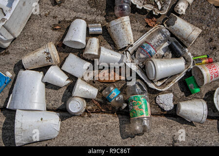 Große Mengen an Abfall und Kunststoff verweigern sammeln in Ballona Creek nach dem ersten großen Regen Sturm der Saison. Ballona Creek. Einmal einen mäandrierenden Bach, Stockfoto