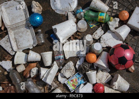 Große Mengen an Abfall und Kunststoff verweigern sammeln in Ballona Creek nach dem ersten großen Regen Sturm der Saison. Ballona Creek. Einmal einen mäandrierenden Bach, Stockfoto