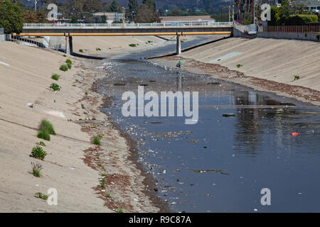 Große Mengen an Abfall und Kunststoff verweigern sammeln in Ballona Creek nach dem ersten großen Regen Sturm der Saison. Ballona Creek. Einmal einen mäandrierenden Bach, Stockfoto