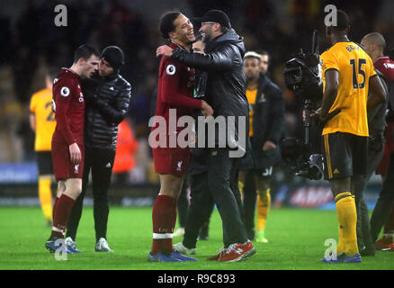 Liverpool Manager Jürgen Klopp feiert Sieg mit Virgil van Dijk nach der Premier League Spiel im Molineux, Wolverhampton. Stockfoto