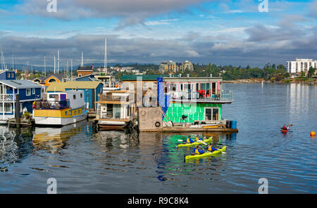 Kanada, British Columbia, Victoria, Fisherman's Wharf, Hausboote, kajakfahrer Stockfoto