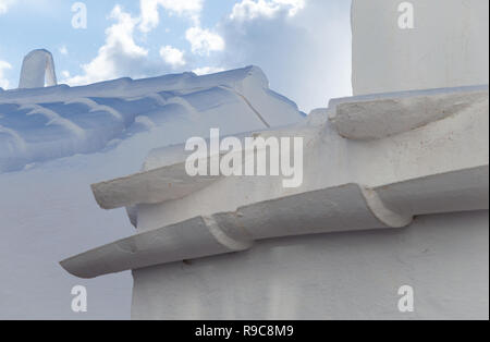 Blick auf einen typischen Residenz mit weißen Wänden und Dach auf das Fischerdorf Binibeca Menorca Spanien Stockfoto