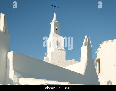 Blick auf einen typischen Kirche mit weißen Wänden und Dach auf das Fischerdorf Binibeca Menorca Spanien Stockfoto