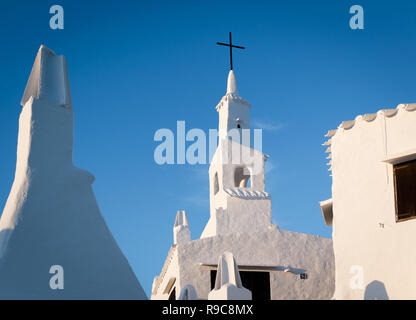 Blick auf einen typischen Kirche mit weißen Wänden und Dach auf das Fischerdorf Binibeca Menorca Spanien Stockfoto