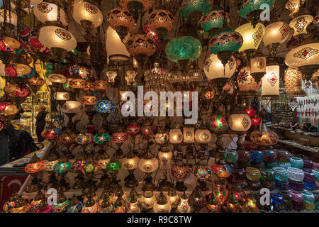 Handwerk und Haushaltsprodukte auf dem äußeren Basar in Istanbul Stockfoto