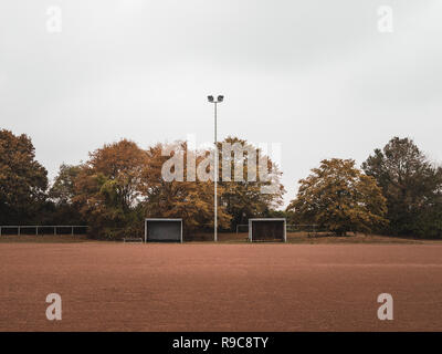 Symmetrische Schuß eines ländlichen Cinder Fußballplatz in Deutschland Stockfoto