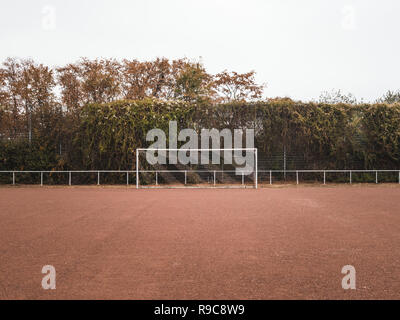 Symmetrische Schuß eines ländlichen Cinder Fußballplatz in Deutschland Stockfoto