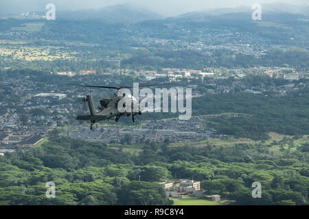 Us-Armee AH-64D Apache Helikopter, 25 Infanterie Division, fliegen in Formation, die für die 25 Infanterie Division Review über Schofield Kasernen, Hawaii, 21. Dezember 2018. Aktivierungsdatum der Division ist Oktober 1, 1941. Aufgrund eines robusten Trainingsplan im Oktober, die Abteilung feiert Geburtstag ab Dezember 17-21 mit dem Höhepunkt der Abteilung Überprüfung an historischen Weyand Feld. Mehr als 11.000 Tropic Lightning Soldaten wird Teil der Division überprüfen. (U.S. Armee Foto: Staff Sgt. Ian Morales) Stockfoto