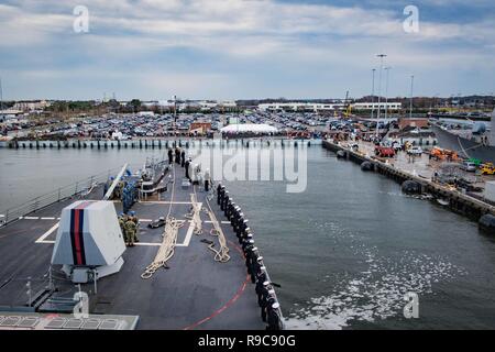 181221- N - UX 013-1050 NORFOLK (31. 21, 2018) der Arleigh-Burke-Klasse geführte Anti-raketen-Zerstörer USS Jason Dunham (DDG109) zieht in Naval Station Norfolk. Dunham kehrt in Homeport nach einer 7-monatigen Einsatz der US-Flotte 5. und 6. Bereich von Operationen. (U.S. Marine Foto von Mass Communication Specialist 2. Klasse Jonathan Ton/Freigegeben) Stockfoto