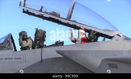 Jeden Dezember Weihnachtsmann besucht die 173Rd Fighter Wing, Ankunft in der Rückseite eines F-15 Eagle nach einem wirklich langen Flug in vom Nordpol, wo ein Fluglehrer, ihn für den Nachmittag von seinen Elfen und Frau Claus, Dez. 2, 2018 ausgeliehen. Es ist alles Teil der Weihnachtsfeier der jährlichen Kinder, dass die Basis legt für die Familien der Mitarbeiter. (U.S. Air National Guard Foto: Tech. Sgt. Jefferson Thompson) Stockfoto