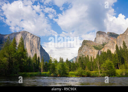 Große Wolken über Yosemite Valley Stockfoto