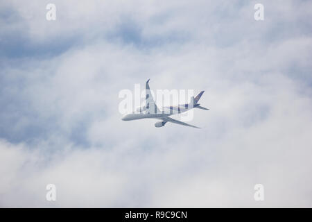 Chiangmai, Thailand - 14. Dezember 2018: HS-THF Airbus A350-900 von Thaiairway TG 105. Von Chiangmai Flughafen in Bangkok. Stockfoto