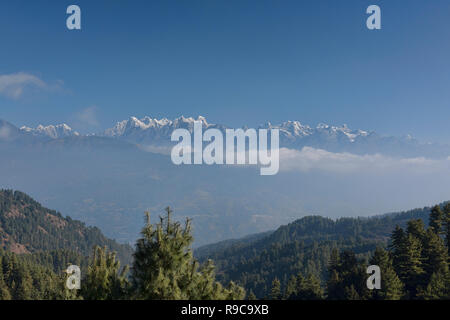 Der Mount Everest und der hohen Himalaya von der Straße in Salleri, Khumbu, Nepal gesehen Stockfoto