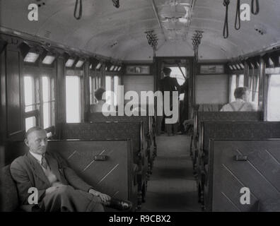 1950, historische, drei erwachsene Männer in einem Standard- oder was war damals bekannt als dritter Klasse Waggon, England. Ursprünglich britischen Eisenbahn hatte die erste, zweite und dritte Klasse Wagen oder Schlitten, aber zweite Klasse wurde im späten 19. Jahrhundert abgeschafft. 1956, dritte Klasse wurde zweiter Klasse und viel später, in den 1980er Jahren, es wurde 'Standard Class'. Stockfoto