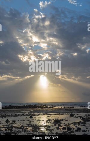 Strand gegen bewölkter Himmel bei Sonnenaufgang, Fuerteventura, Kanarische Inseln Stockfoto