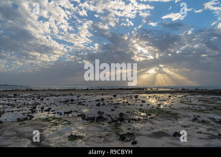 Strand gegen bewölkter Himmel bei Sonnenaufgang, Fuerteventura, Kanarische Inseln Stockfoto