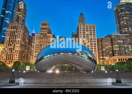 Foto der Millenium Park an der Blauen Stunde Zeit Stockfoto