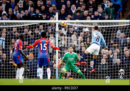 Von Manchester City Ilkay Gundogan Kerben erste Ziel seiner Seite des Spiels während der Premier League Match an der Etihad Stadium, Manchester. Stockfoto