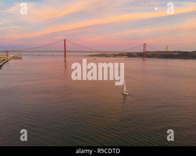 Blick auf den Fluss Tejo in der Nähe der MAAT Museum von Amanda Levete in Lissabon, Portugal Stockfoto
