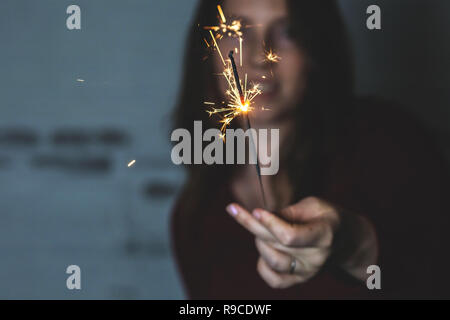 Frau mit Wunderkerzen Feuerwerk Feier Glück Feuerwerk Konzept Stockfoto