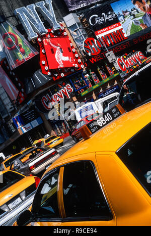 Times Square Verkehr besetzt ist und in New York City, USA überlastet Stockfoto