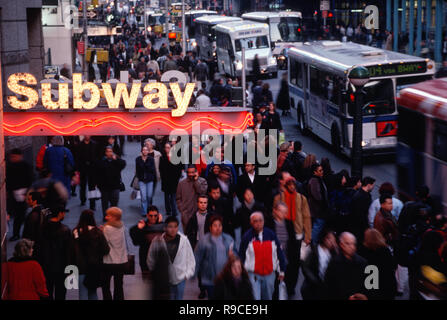 42Nd Street U-Bahn Station ist bei rush hour in Times Square, New York City, USA besetzt Stockfoto