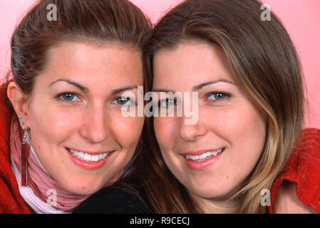 Porträt der Schönen identische weibliche Zwillinge, USA Stockfoto