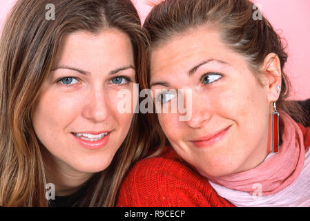 Porträt der Schönen identische weibliche Zwillinge, USA Stockfoto