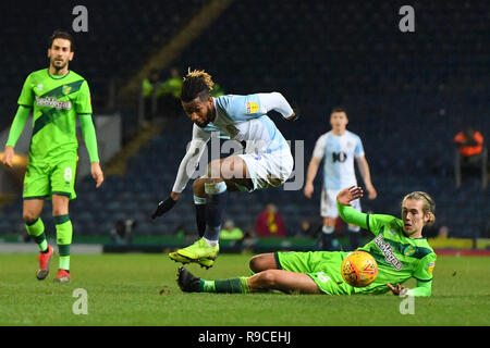 Blackburn Rovers" Kasey Palmer wird von Norwich City Todd Cantwell während der Sky Bet Meisterschaft Spiel im Ewood Park, Blackburn in Angriff genommen. Stockfoto