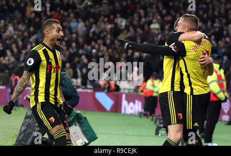 Die watford Gerard Deulofeu (rechts) feiert zählende zweite Ziel seiner Seite des Spiels mit Roberto Pereyra (links) Während der Premier League Match in London Stadion. Stockfoto