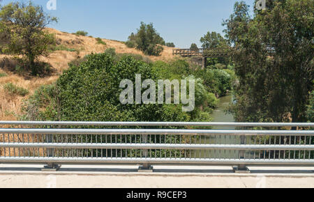 Ein Blick auf die Jordan von der berühmten Töchter Jakobs Brücke zwischen der Golanhöhen und der oberen Galiläa in Israel. Stockfoto