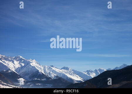 Blick auf verschneite Berge und schönen blauen Himmel in schönen, sonnigen Morgen. Kaukasus Berge im Winter. Region Swanetien in Georgien. Stockfoto