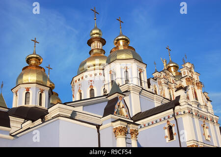 Blick auf die glänzenden Kuppeln der St. Michael die Golden-Domed Kathedrale in Kiew in den Strahlen der untergehenden Sonne, der Kathedrale von der Orthodoxen Kirche o Stockfoto