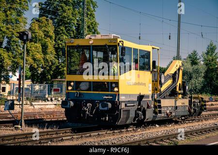 Mullheim, Baden-Württemberg, Deutschland - 31. JULI 2018: Wartung des Netzes der Bahn von der Deutschen Bahn im Bahnhof Mullheim Stockfoto