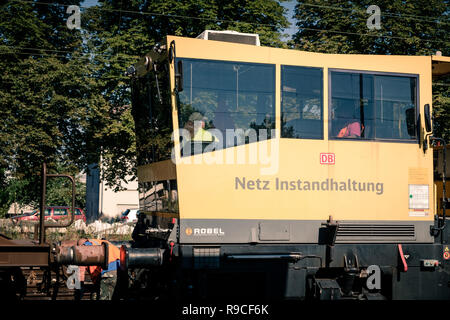 Mullheim, Baden-Württemberg, Deutschland - 31. JULI 2018: Arbeitnehmer Kopplung der Beförderung Netzwerk Wartung des Fahrzeugs von der Deutschen Bahn in Mullheim t Stockfoto