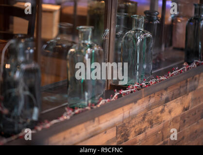 Antikes Glas Flaschen im Regal als Ornamente