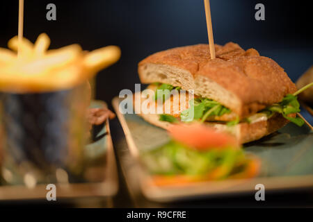 Club Sandwich mit Pommes Stockfoto