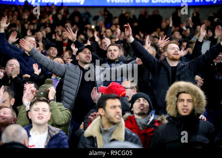 Manchester United Fans auf den Tribünen zeigen ihre Unterstützung während der Premier League Match in Cardiff City Stadium. PRESS ASSOCIATION Foto. Bild Datum: Samstag, Dezember 22, 2018. Siehe PA-Geschichte Fußball Cardiff. Photo Credit: Nick Potts/PA-Kabel. Einschränkungen: EDITORIAL NUR VERWENDEN Keine Verwendung mit nicht autorisierten Audio-, Video-, Daten-, Spielpläne, Verein/liga Logos oder "live" Dienstleistungen. On-line-in-Match mit 120 Bildern beschränkt, kein Video-Emulation. Keine Verwendung in Wetten, Spiele oder einzelne Verein/Liga/player Publikationen. Stockfoto