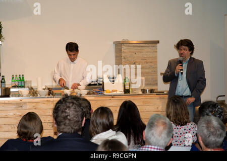 Ein Herd während einer Show Cooking live auf der Buchmesse 2018 in Frankfurt am Main Deutschland Stockfoto